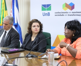Delegação da Embaixada de Cuba, a Reitora da União de Santiago de Cuba, Diana Sedal Yanes e o Prof. Fidel Castro Neto, em reunião com Reitora da UnB, profª. Rozana Naves. 21/10/2025 Foto: Beto Monteiro/Ascom UnB
